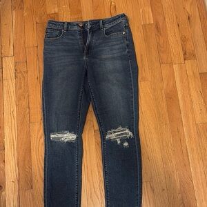 American Eagle distressed Mom Jeans Size 4